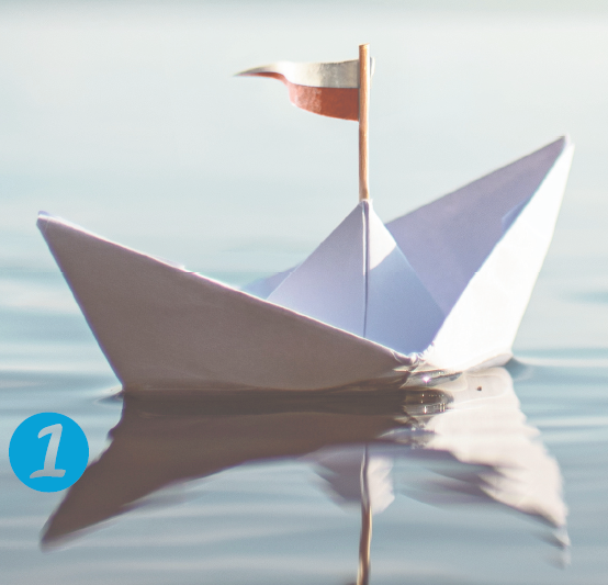 Papierboot auf ruhigem Wasser